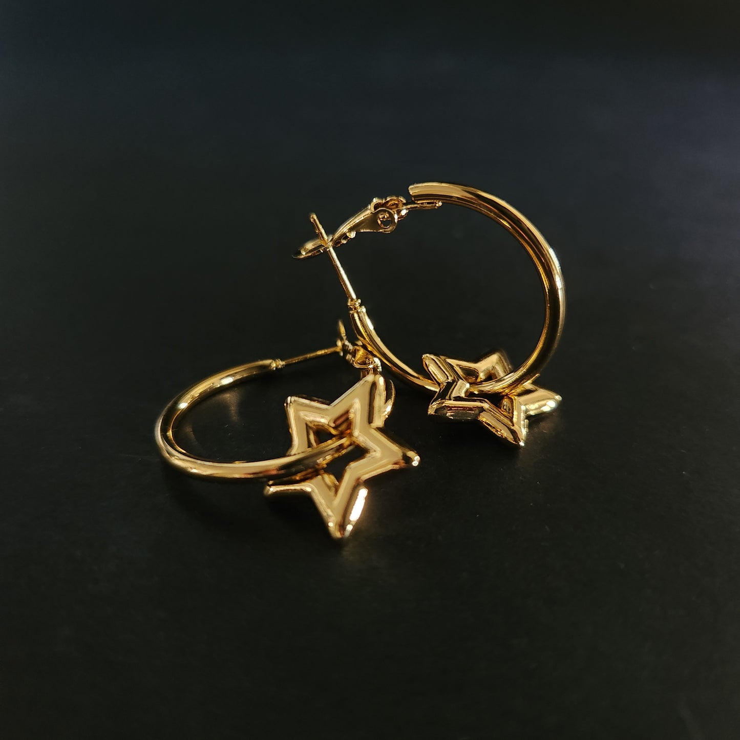 Aro de estrella de acero dorado